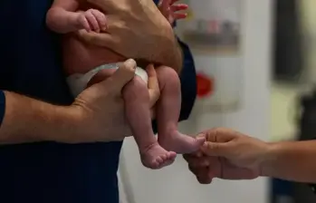 Los nacimientos de bebés no caen solo en Colombia, sino también en la Unión Europea y en Estados Unidos. Foto Manuel Saldarriaga