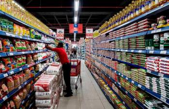 Inflación golpeó el bolsillo de los colombianos más duro de lo esperado en enero de 2025, ¿qué subió más?