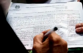 En poco menos de cuatro años, entre las elecciones presidenciales de 2022 y estos comicios, el número de movimientos que apostó por la recolección de firmas para avalar candidaturas se disparó un 75 %. FOTO: COLPRENSA-REFERENCIA