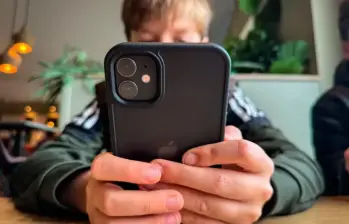 Investigadores de la UCLA evaluaron a estudiantes de tercero y sexto grado y encontraron que la posesión de un celular propio, y no su presencia durante las clases, se asocia con menores puntajes en comprensión lectora. FOTO Gettty