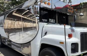 La chiva fue modificada para convertirla en una discoteca, con techo descapotado, sillas artesanales y operando en un sobrecupo que ponía en riesgo a sus pasajeros. Fotos: Alcaldía de Medellín.