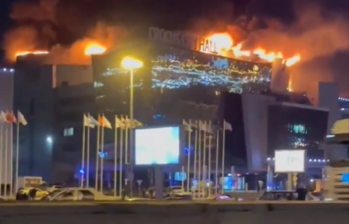 El Crocus City Hall se incendió luego de que los implicados del ataque lanzaran una bomba a las instalaciones, donde comenzaría un concierto. Foto: Captura de video.