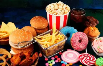 Ciertos alimentos y bebidas pueden aumentar el estrés alterando la glucosa en sangre, favoreciendo la inflamación y afectando la microbiota intestinal, que produce el 90% de la serotonina del cuerpo. FOTO GETTY