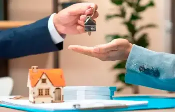 En la práctica, la primera casa ya no es el punto de partida, sino una meta cada vez más distante. Y eso, como advierten los expertos, podría tener consecuencias duraderas en la economía y el tejido social del país. FOTO: Colprensa.