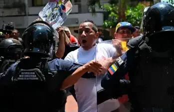 Los venezolanos píden nuevas elecciones presidenciales en su país ante la asuencia de Nicolás Maduro. FOTO: AFP