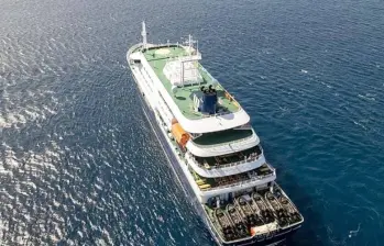 Más de 149 pasajeros y tripulantes permanecen aislados en el crucero MV Hondius tras el brote de hantavirus detectado durante la travesía. FOTO: AFP.