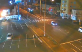 Una cámara de seguridad en una autopista de Japón captó el momento exacto del sismo de magnitud 6,8 registrado este lunes 13 de enero. Hasta ahora el fenómeno no ha causado daños materiales ni humanos. FOTO: CAPTURA DE VIDEO