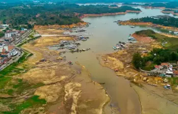 Según XM, hay riesgo de que varios embalses del SIN se ubiquen por debajo de sus mínimos históricos, mientras la demanda electricidad registra máximos desde mayo. Foto: Camilo Suárez