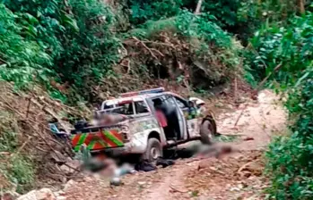 Así quedó la camioneta en la que se transportaban los policías, luego de la explosión y el ataque con ráfagas de fusil en la zona rural de Neiva. FOTO: ARCHIVO.