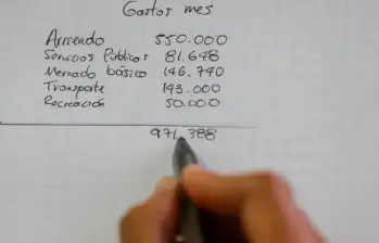 Como ocurre cada diciembre, sobre la mesa también pesan los bienes y servicios que dependen del alza del salario mínimo. FOTO: Colprensa.