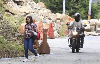 El deslizamiento en el sector Mirador de Santa Elena obligó al cierre total de la vía durante varias horas mientras se removía el material. FOTO: Camilo Suárez. 