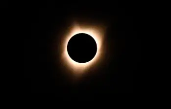 Los eclipses solares ocurren cuando la Luna se alinea entre la Tierra y el Sol, bloqueando su luz y permitiendo observar fenómenos únicos en el cielo. FOTO: AFP