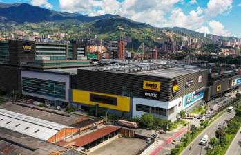 Los salvadoreños podrían llegar a pagar entre $2,21 billones y $4,64 billones para quedarse con la principal cadena de supermercados de Colombia. Foto: Manuel Saldarriaga