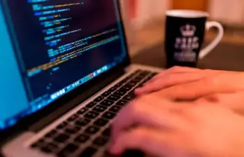 La medida busca reducir la brecha de bienestar entre empleados formales e independientes, ofreciendo un apoyo económico mensual a contratistas que cumplan ciertos requisitos. Foto: Colprensa