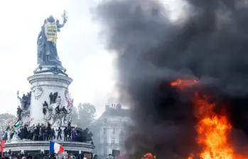 Francia anuncia toques de queda tras disturbios y saqueos que dejaron más de 2.500 detenidos. Foto: Ed JONES / AFP