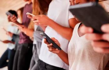 Un 54% de encuestados usó estas plataformas para informarse en la última semana, frente al 51% que recurrió directamente a sitios de noticias. FOTO Sstock
