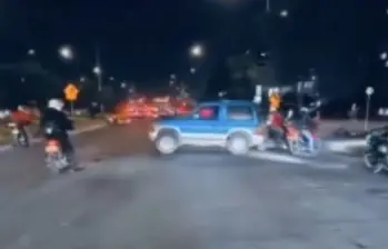 Tras un linchamiento registrado en Kennedy, el conductor de una camioneta azul falleció a causa de los golpes de varios motociclistas. FOTO: REDES SOCIALES