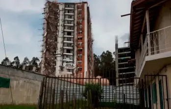 Así cayó el edificio Altos del Lago, que puso en riesgo cientos de vidas, incluyendo las de 200 niños en el jardín infantil vecino. FOTO: Julio César Herrera
