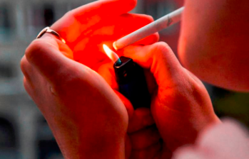 La población colombiana se fumó casi 50 cigarrillos en una semana durante 2022. FOTO: Colprensa. 