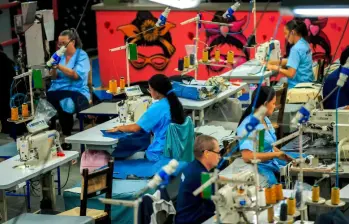 Un estudio de la Mesa del Empleo de Antioquia revela que cada punto de alza real del salario mínimo cuesta cerca de 50.000 empleos formales. FOTO: Camilo Suárez.