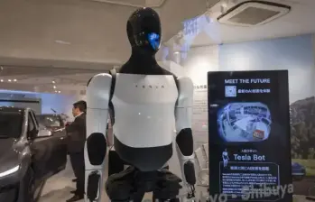 Optimus, el robot humanoide bípedo de Tesla, fue presentado en 2021. FOTO AFP