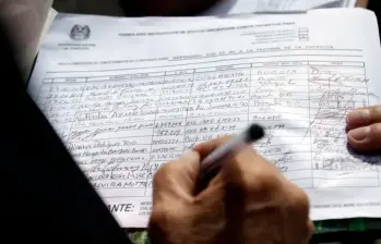 La recolección de apoyos tiende a desfigurarse y convertirse en una herramienta usada tanto para medir fuerza electoral como para hacer campaña anticipada sin topes claros. FOTO: COLPRENSA-REFERENCIA