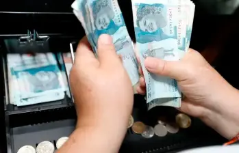En Colombia, el efectivo sigue siendo el medio de pago más usado para gastos cotidianos y pequeños comercios. FOTO: EL COLOMBIANO