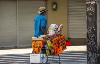 El rebusque está reemplazando el trabajo formal, mostrando la crisis de empleo que esconde el 8,8% de desempleo y el alza del 23% del salario mínimo en Colombia. FOTO: El Colombiano.