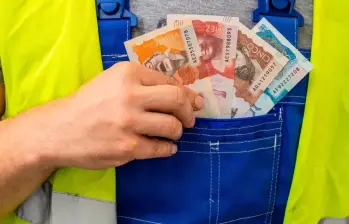 En la actualidad, el recargo por trabajar en festivos es del 80 %, un porcentaje que seguirá subiendo gradualmente hasta llegar al 100 % en 2027. FOTO: Getty