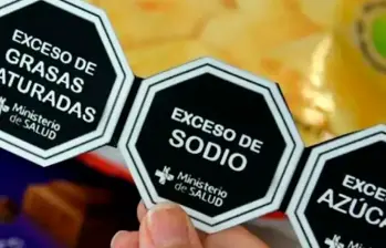 Las etiquetas de advertencia en la comida chatarra se implementaron en Colombia desde 2022. FOTO COLPRENSA