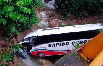 El bus accidentado transportaba 42 pasajeros y cubría la ruta Bogotá - Medellín. FOTO: Cortesía