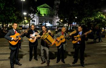 No hay jóvenes dando serenatas, y por eso cada vez estos músicos se ven cortos, porque demanda sí hay. El oficio parece en extinción. Foto Julio César Herrera E.