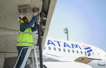 La prima del combustible para aviones sobre el crudo, casi cuatro veces su nivel de mediados de febrero, se espera que persista hasta que se reanude el transporte marítimo normal a través del Estrecho de Ormuz. FOTO: Cortesía Latam.