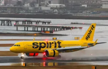 Pasajeros afectados buscan soluciones tras cancelación masiva de vuelos de Spirit Airlines en aeropuertos del país. FOTO AFP