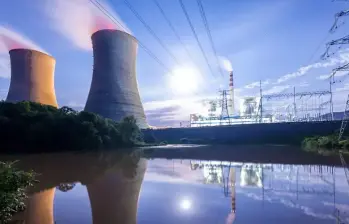 A diferencia de las fuentes renovables intermitentes, como la solar o la eólica, cuya producción depende de las condiciones climáticas, la energía nuclear ofrece un suministro constante y predecible, capaz de generar electricidad de base las 24 horas del día. Foto: Getty