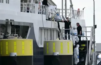 El barco, identificado como el Ruby Princess, zarpó el pasado 12 de junio desde California en un itinerario que incluía varios destinos turísticos. FOTO: AFP.
