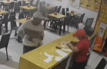 Adaluz Pérez Santana era natural del municipio de Plato, Magdalena, y se encontraba laborando en Barranquilla como cajera del local donde un sicario acabó con su vida. FOTO: CAPTURA DE VIDEO