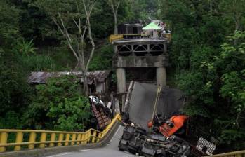 La solución a la emergencia tras el colapso del puente El Alambrado tardaría al menos 4 meses. FOTO: Cortesía 
