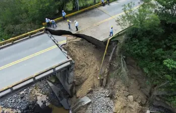 Colapso del puente Tonusco vía Medellín - Urabá. FOTO: Manuel Saldarriaga.