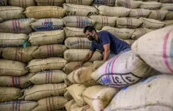 El 60% de las exportaciones colombianas de café se movilizan por Buenaventura, pero actualmente la carga pesada no puede transitar hacia la terminal. Juan Antonio Sánchez