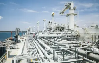 La SPEC LNG (Sociedad Portuaria El Cayao) es la única terminal de regasificación de Gas Natural Licuado (GNL) en Colombia. Ubicada en Cartagena, funciona como una infraestructura portuaria y de almacenamiento flotante. Foto: Cortesía MinEnergía
