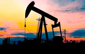 La escalada entre Estados Unidos, Israel e Irán amenaza el 20% del crudo mundial y podría llevar el Brent hasta US$108 por barril. FOTO AFP.