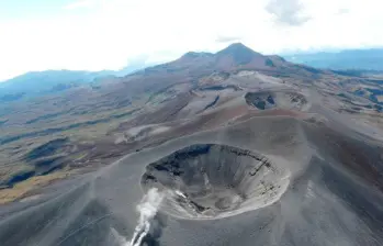 El volcán Puracé permanece en alerta naranja por el incremento de la actividad sísmica y las emisiones de gases y ceniza, mientras las autoridades mantienen el monitoreo permanente y las medidas preventivas en el Cauca. FOTO: Cortesía SGC. 
