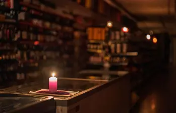 Imagen del 28 de abril de 2025 de una vela encendida vista en una tienda durante el apagón en España. Al menos tres personas fallecieron en circunstancias que podrían estar derivadas del corte eléctrico. FOTO: Xinhua
