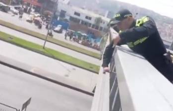 El hecho ocurrió en un puente peatonal en la Terminal del Sur de Bogotá, en la localidad de Bosa. FOTO: CAPTURA DE VIDEO
