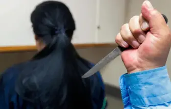 Autoridades investigan el crimen que ocurrió en una vivienda de Dosquebradas, donde una menor habría atacado a su madre tras una discusión por la clave del wifi. FOTO: Manuel Saldarriaga. 