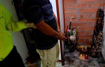 En 2016 la Policía allanó una casa que funcionaba como plaza de vicio en Barrio Antioquia, suroccidente de Medellín. Encontraron un altar de santería con ramas, velas y calaveras. FOTO cortesía