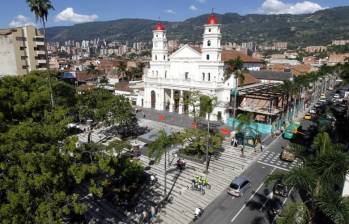 Parque principal del municipio de Envigado, Antioquia. FOTO: JAIME PÉREZ