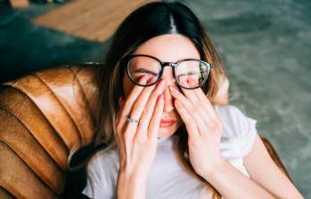 Los dolores de cabeza por tensión son frecuentes en las personas con alto estrés laboral. Foto: Shutterstock