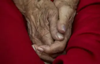 Las mujeres pueden recibir pensiones más bajas debido a menores ingresos y a interrupciones en sus trayectorias laborales que reducen las semanas cotizadas. Foto: Robinson Sáenz Vargas